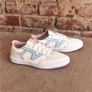 VANS LOWLAND COMFYCUSH SNEAKER - S 9.5 - BLANC DE BLANC/MULTI. BRAND NEW.